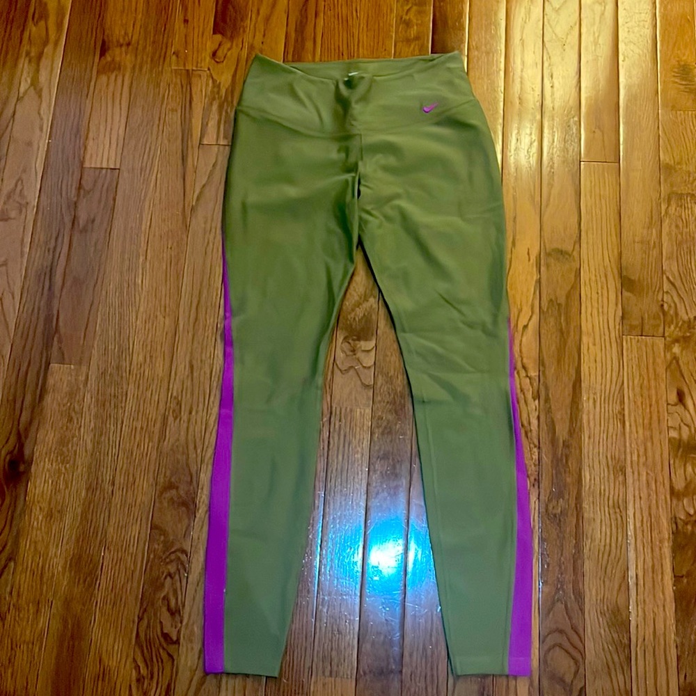 Barely worn- Nike joggers!! Cute!!